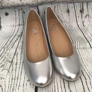 JG Silver Low Heel Pumps Size 7.5